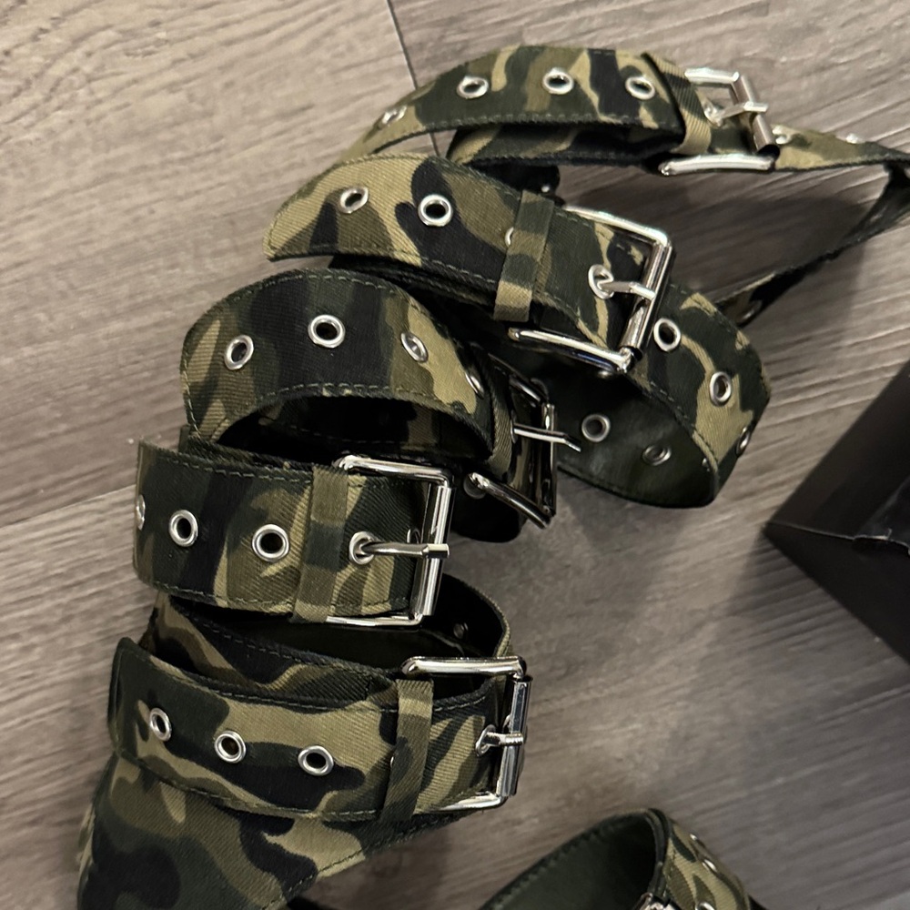 Viki Denim Belt Buckled Flat Sandals - Camouflage 🔥 Size 6 BRAND NEW ❣️ - Picture 11 of 16